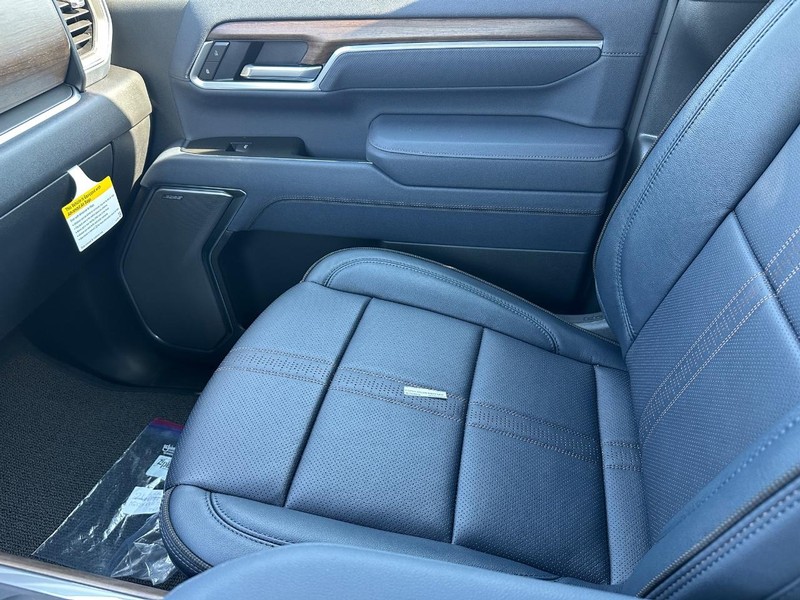 Chevrolet Silverado 3500HD Vehicle Full-screen Gallery Image 16
