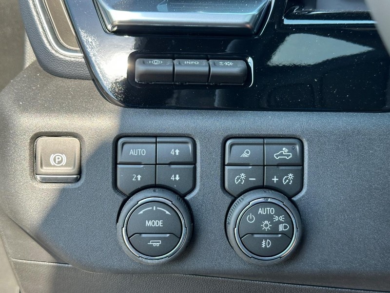 Chevrolet Silverado 3500HD Vehicle Full-screen Gallery Image 17