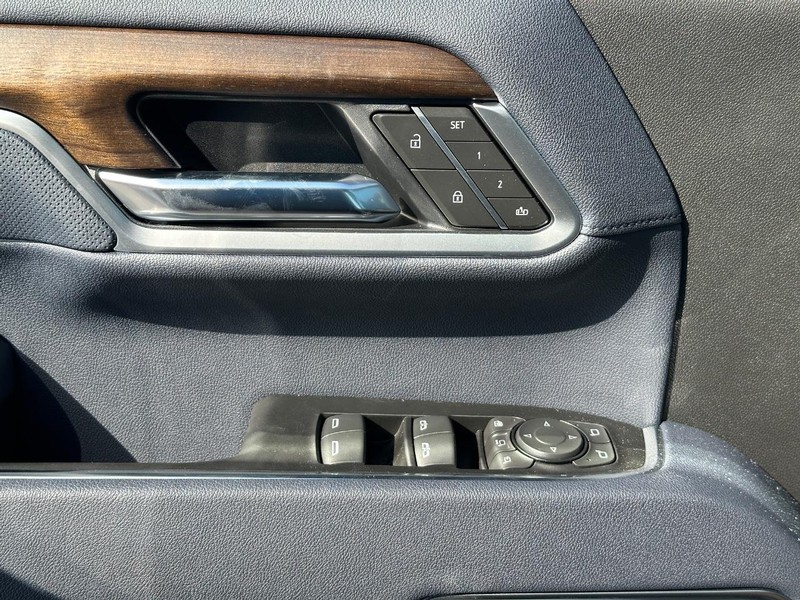 Chevrolet Silverado 3500HD Vehicle Full-screen Gallery Image 19