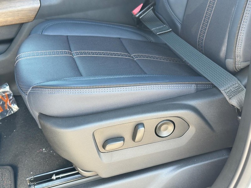 Chevrolet Silverado 3500HD Vehicle Full-screen Gallery Image 20