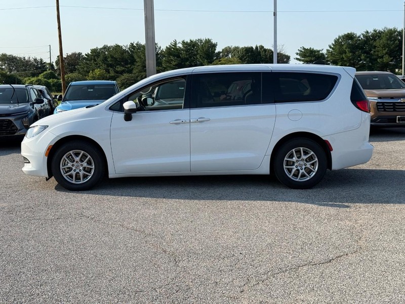 Chrysler Voyager Vehicle Full-screen Gallery Image 2