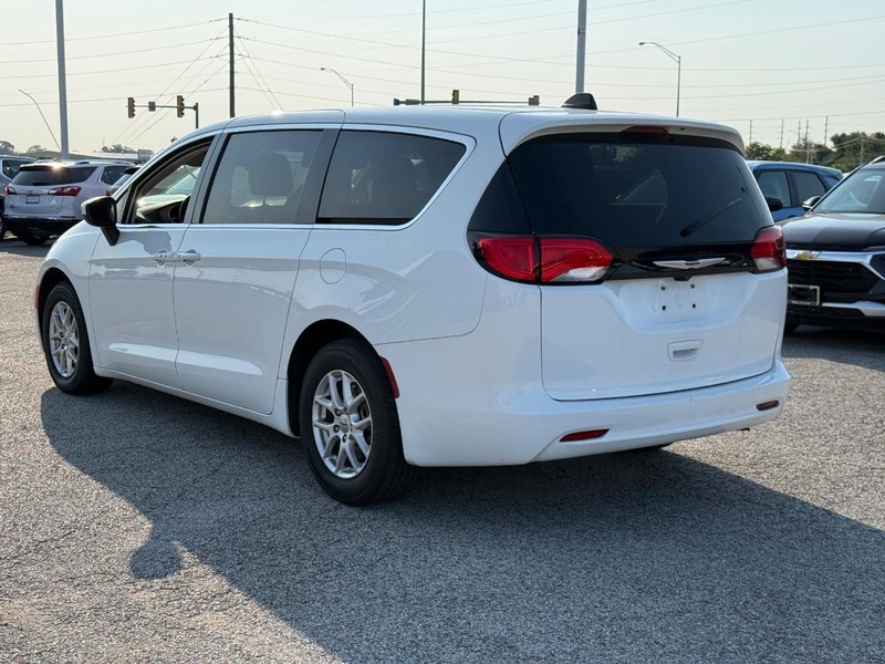 Chrysler Voyager Vehicle Full-screen Gallery Image 3