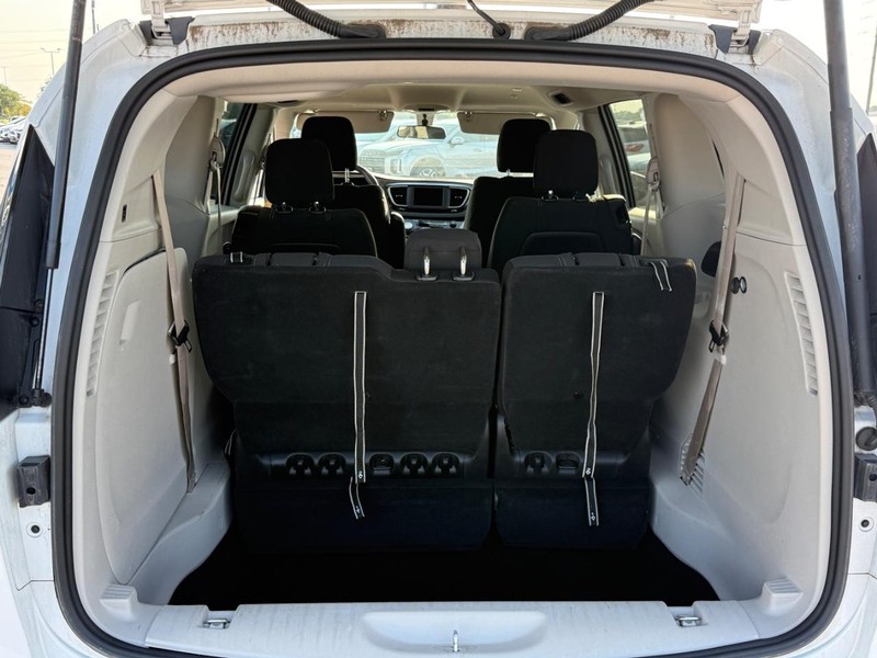 Chrysler Voyager Vehicle Full-screen Gallery Image 4