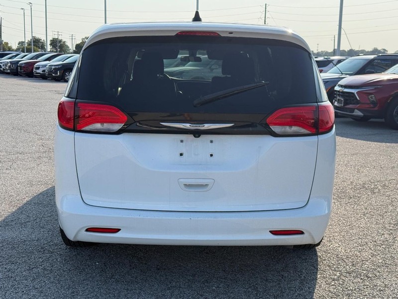 Chrysler Voyager Vehicle Full-screen Gallery Image 5