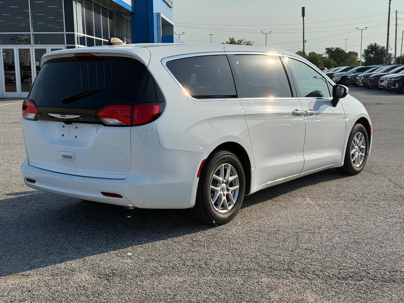 Chrysler Voyager Vehicle Full-screen Gallery Image 6