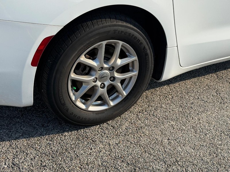 Chrysler Voyager Vehicle Full-screen Gallery Image 7