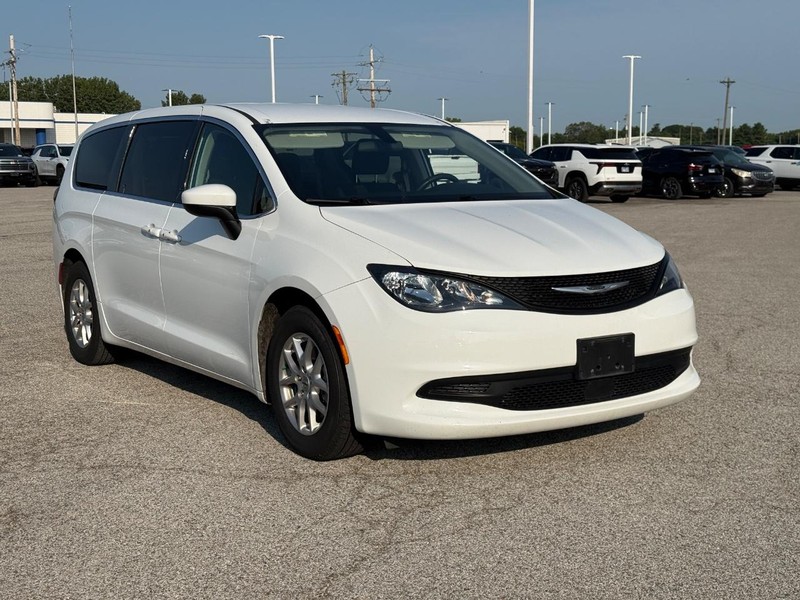 Chrysler Voyager Vehicle Full-screen Gallery Image 8
