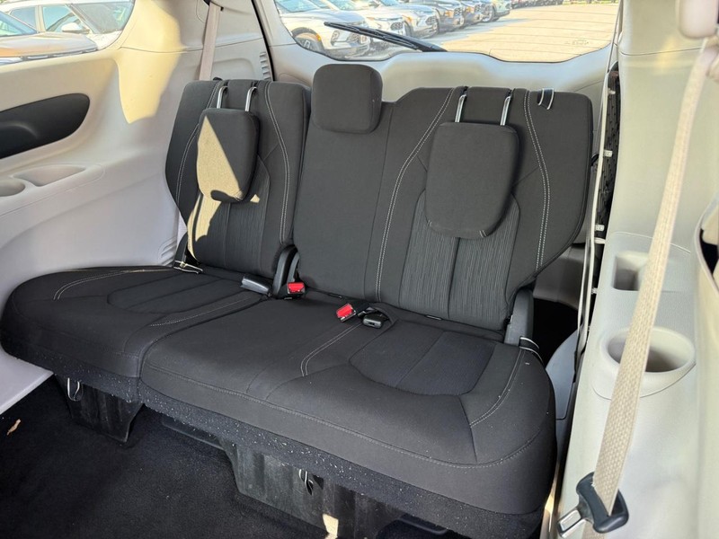 Chrysler Voyager Vehicle Full-screen Gallery Image 10