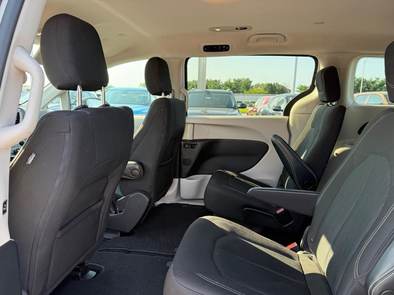 Chrysler Voyager Vehicle Full-screen Gallery Image 11