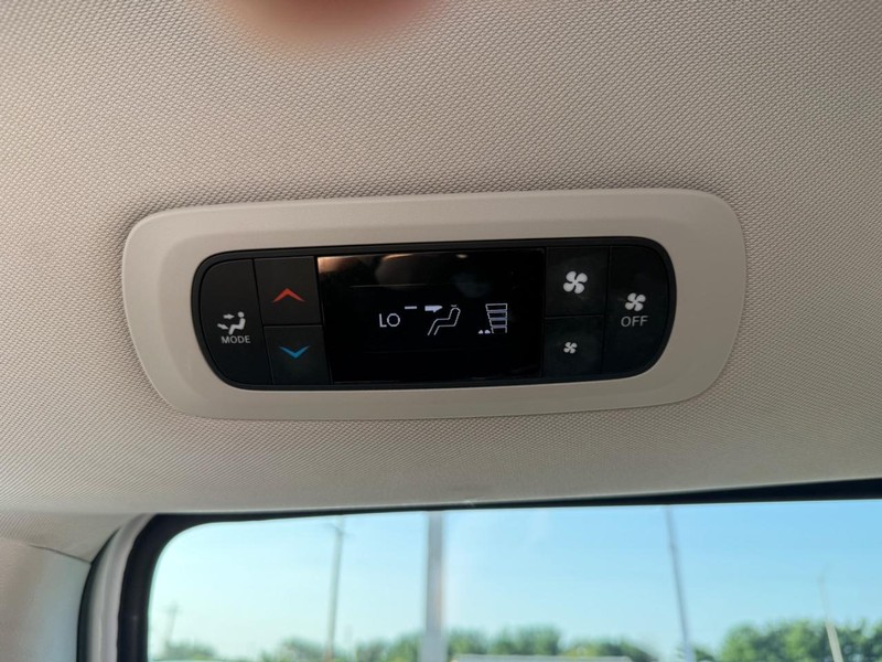 Chrysler Voyager Vehicle Full-screen Gallery Image 12