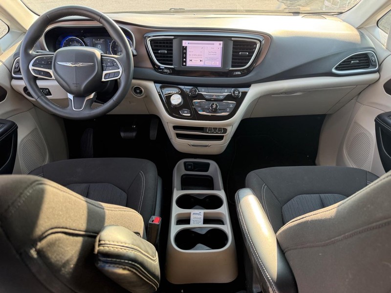 Chrysler Voyager Vehicle Full-screen Gallery Image 13