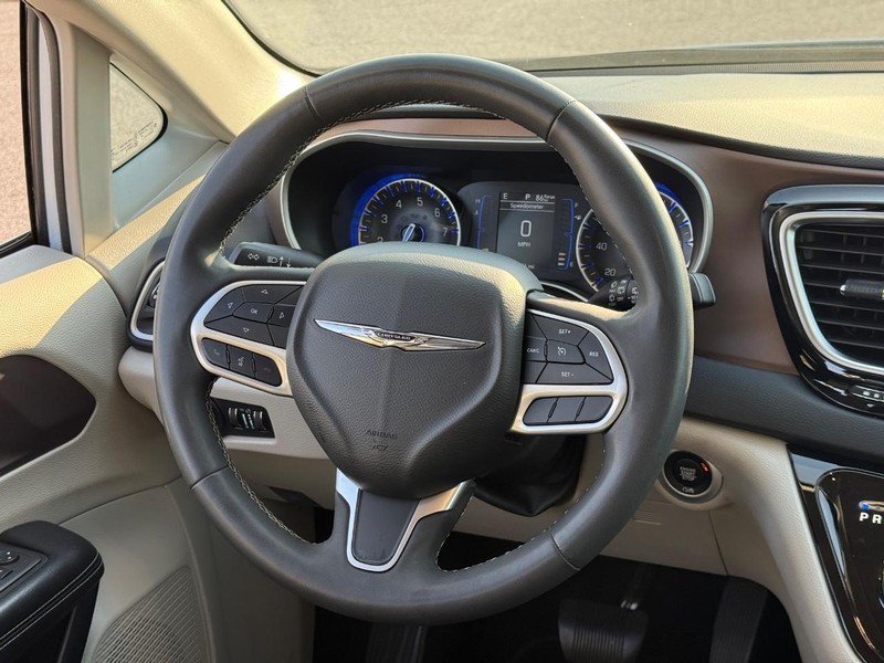 Chrysler Voyager Vehicle Full-screen Gallery Image 14