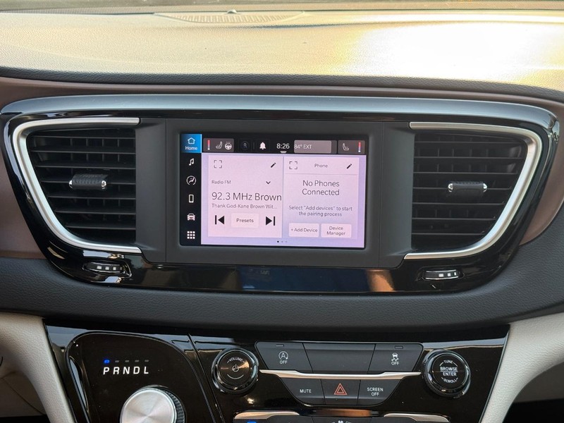 Chrysler Voyager Vehicle Full-screen Gallery Image 15