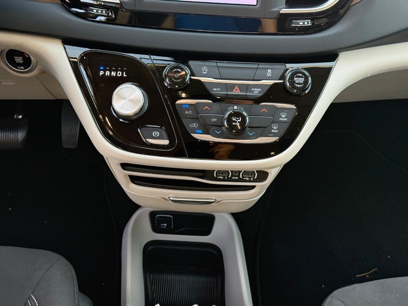 Chrysler Voyager Vehicle Full-screen Gallery Image 16