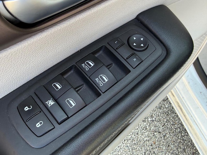 Chrysler Voyager Vehicle Full-screen Gallery Image 17