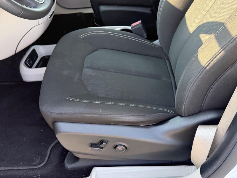 Chrysler Voyager Vehicle Full-screen Gallery Image 18