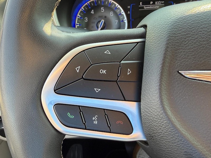 Chrysler Voyager Vehicle Full-screen Gallery Image 19