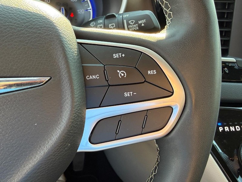 Chrysler Voyager Vehicle Full-screen Gallery Image 20
