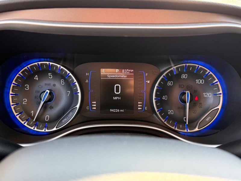 Chrysler Voyager Vehicle Full-screen Gallery Image 21