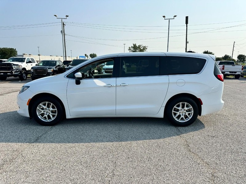 Chrysler Voyager Vehicle Full-screen Gallery Image 2
