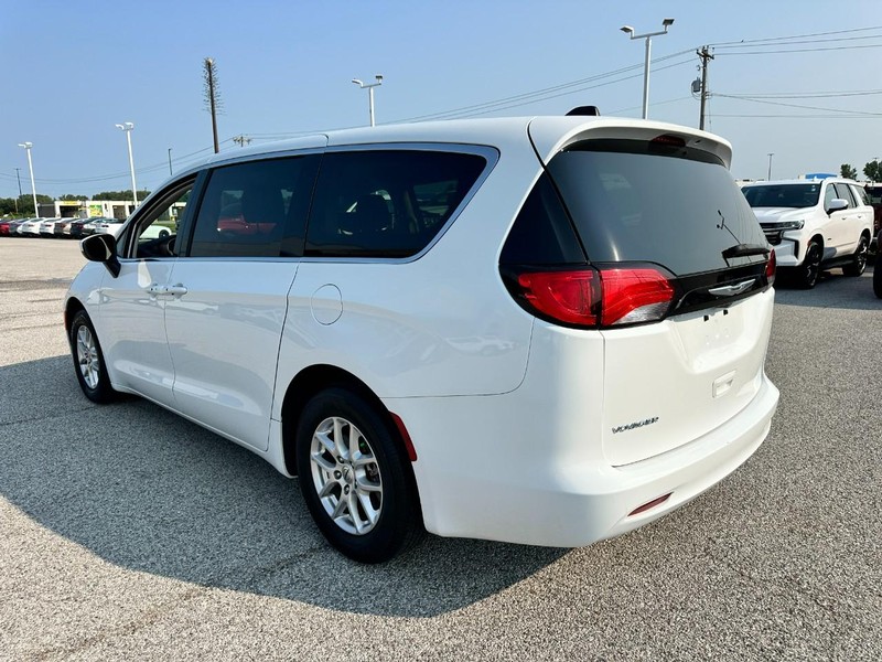 Chrysler Voyager Vehicle Full-screen Gallery Image 3