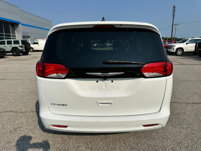 Chrysler Voyager Vehicle Full-screen Gallery Image 4