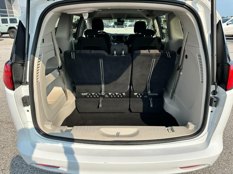 Chrysler Voyager Vehicle Full-screen Gallery Image 5