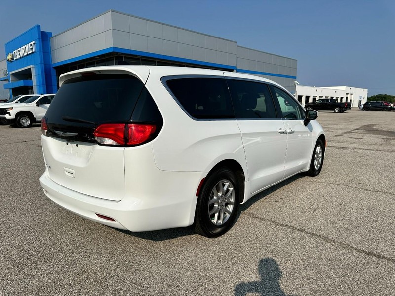 Chrysler Voyager Vehicle Full-screen Gallery Image 6