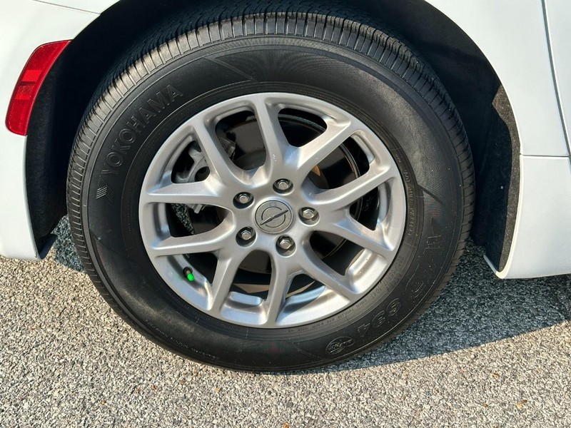 Chrysler Voyager Vehicle Full-screen Gallery Image 7