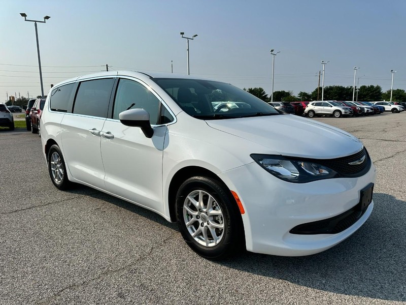 Chrysler Voyager Vehicle Full-screen Gallery Image 8
