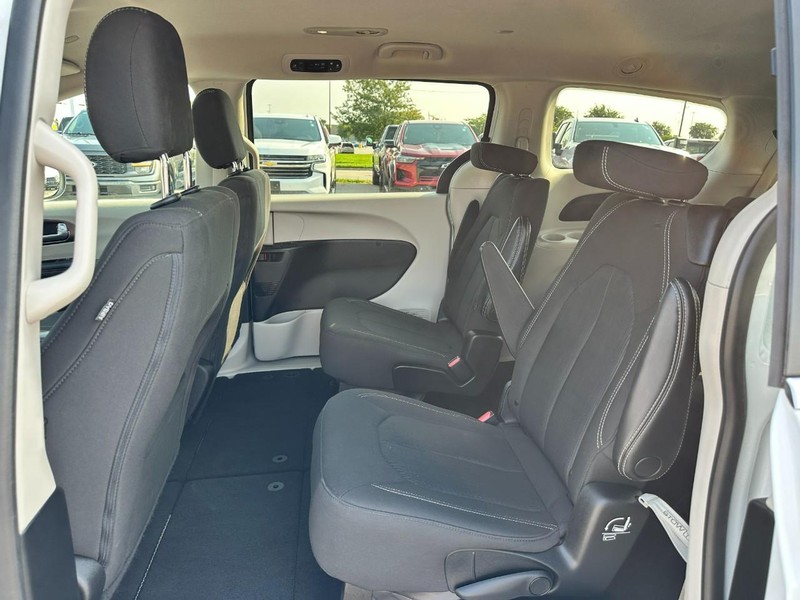 Chrysler Voyager Vehicle Full-screen Gallery Image 10