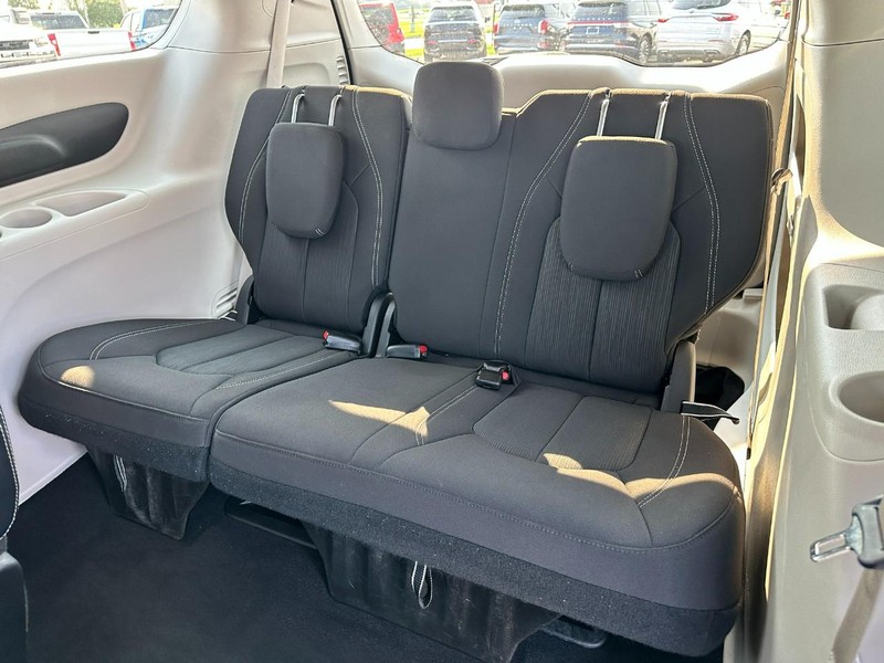 Chrysler Voyager Vehicle Full-screen Gallery Image 11