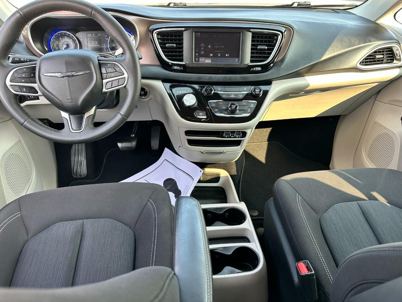 Chrysler Voyager Vehicle Full-screen Gallery Image 12