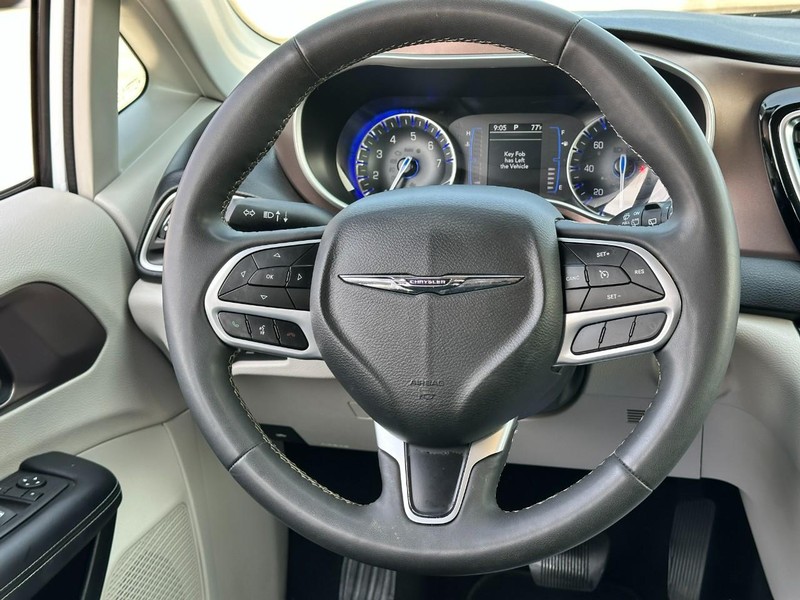 Chrysler Voyager Vehicle Full-screen Gallery Image 13
