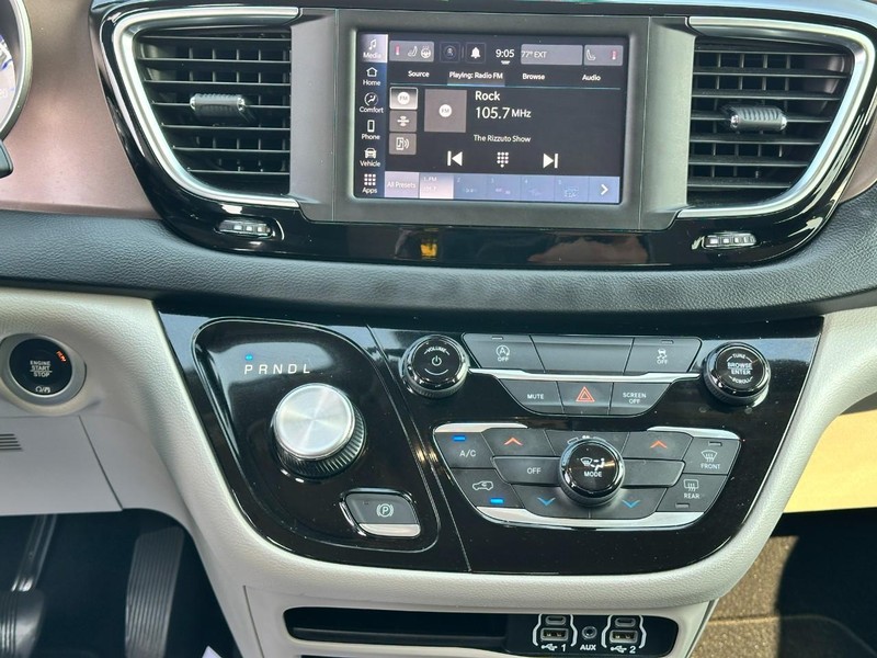 Chrysler Voyager Vehicle Full-screen Gallery Image 14