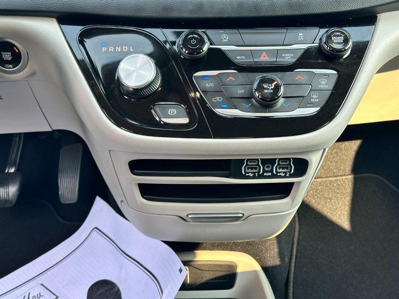 Chrysler Voyager Vehicle Full-screen Gallery Image 15