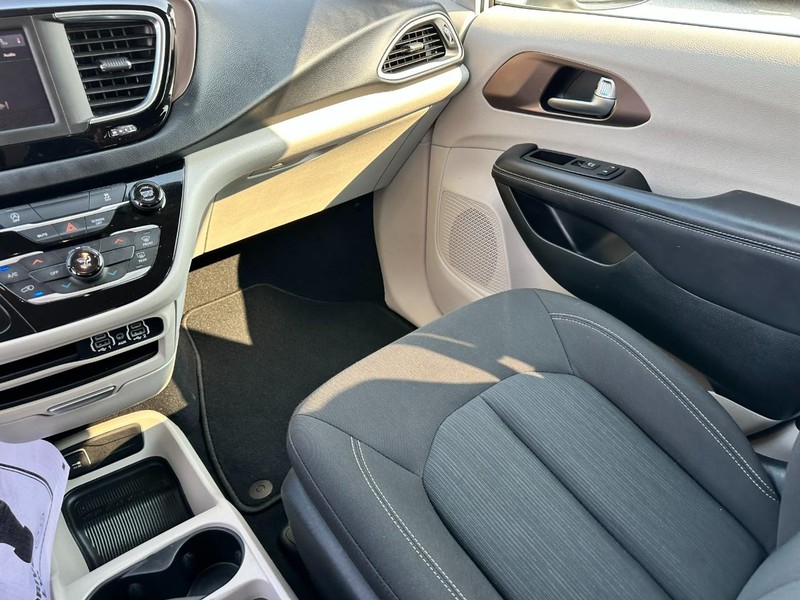 Chrysler Voyager Vehicle Full-screen Gallery Image 16