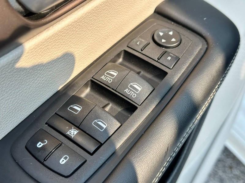 Chrysler Voyager Vehicle Full-screen Gallery Image 17