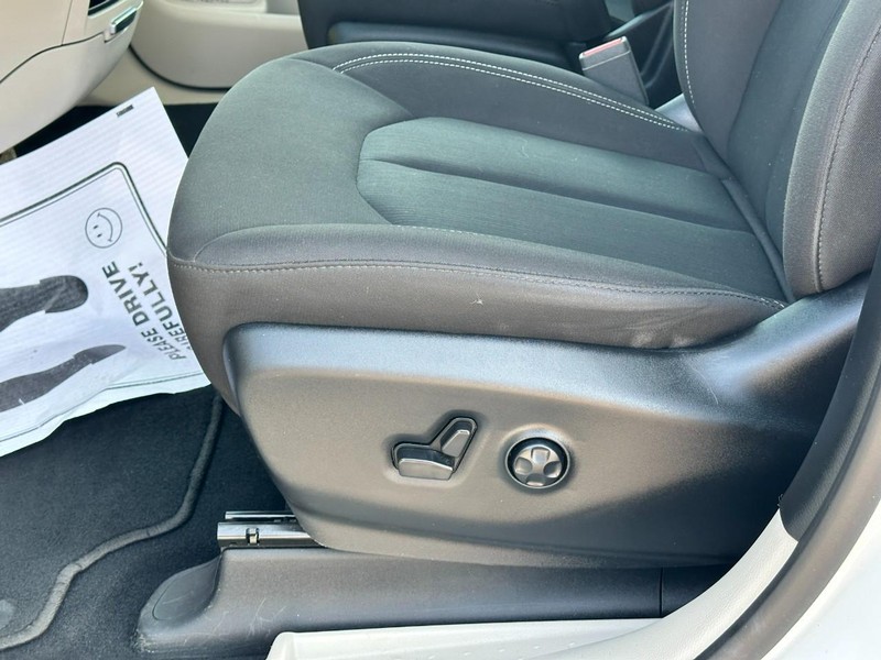 Chrysler Voyager Vehicle Full-screen Gallery Image 18
