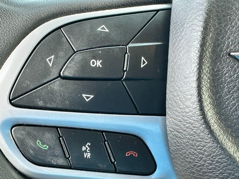 Chrysler Voyager Vehicle Full-screen Gallery Image 19