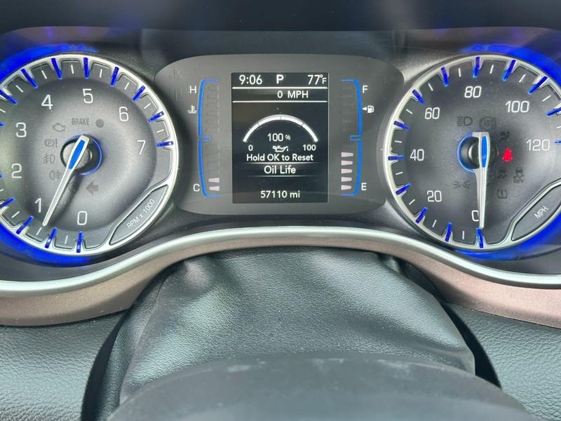 Chrysler Voyager Vehicle Full-screen Gallery Image 21