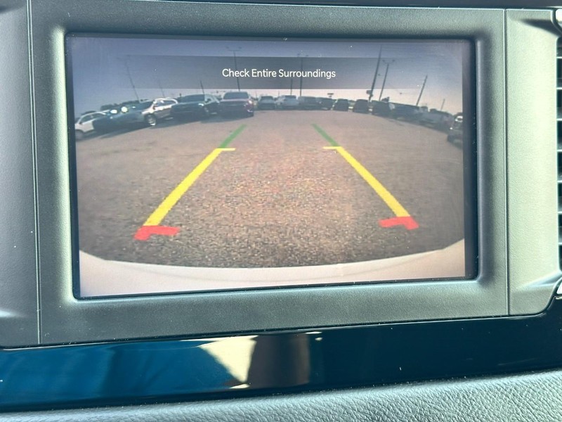 Chrysler Voyager Vehicle Full-screen Gallery Image 22