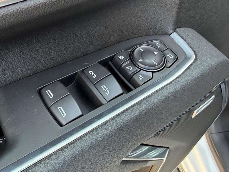 Chevrolet Silverado 2500HD Vehicle Full-screen Gallery Image 14
