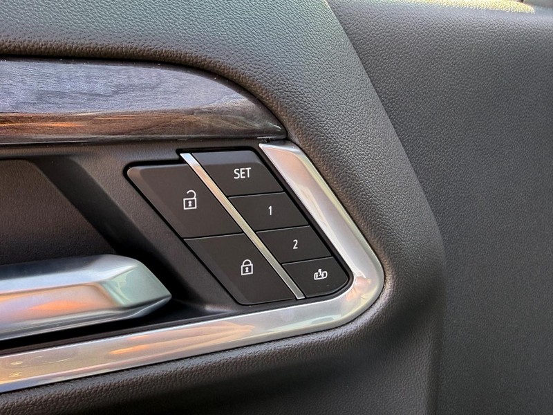 Chevrolet Silverado 2500HD Vehicle Full-screen Gallery Image 15