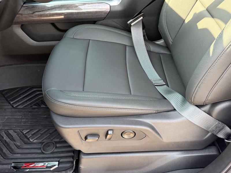 Chevrolet Silverado 2500HD Vehicle Full-screen Gallery Image 16