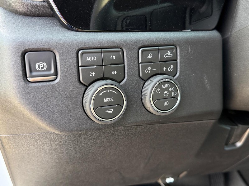 Chevrolet Silverado 2500HD Vehicle Full-screen Gallery Image 17