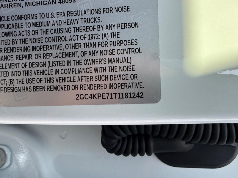 Chevrolet Silverado 2500HD Vehicle Full-screen Gallery Image 23
