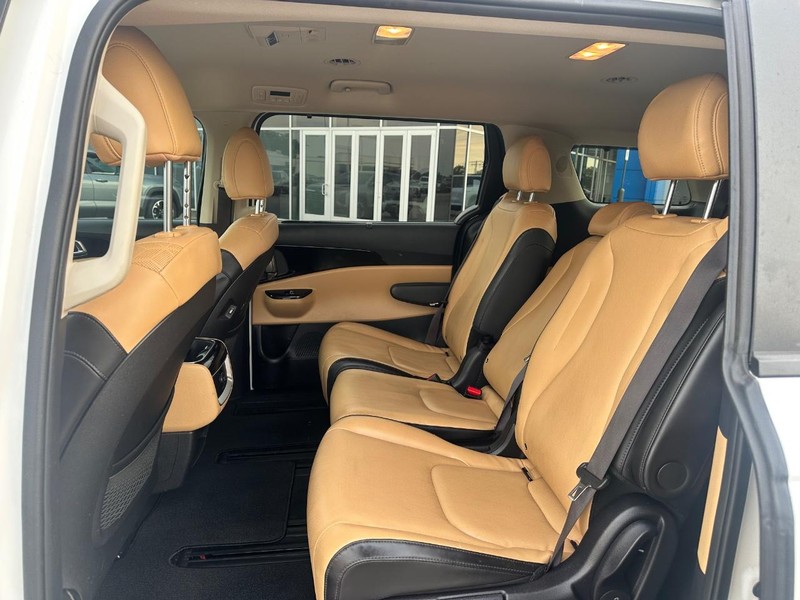 Kia Carnival Vehicle Full-screen Gallery Image 10