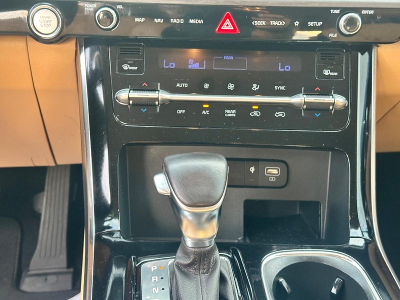 Kia Carnival Vehicle Full-screen Gallery Image 15