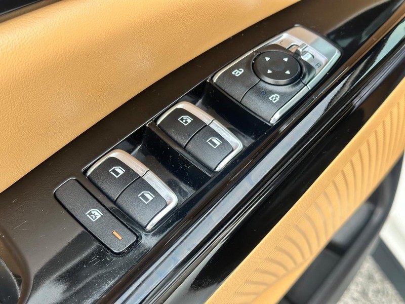 Kia Carnival Vehicle Full-screen Gallery Image 17